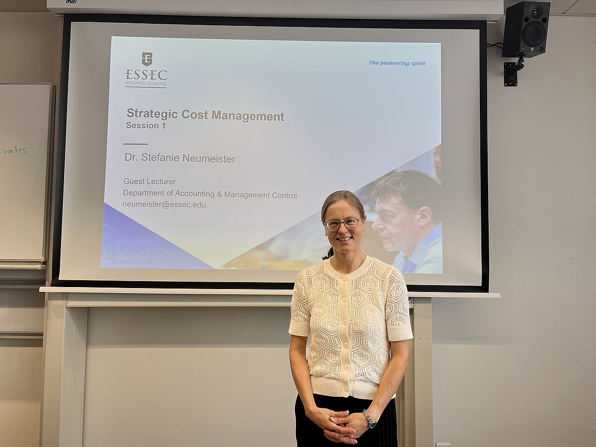 Dr. Stefanie Neumeister als Gastdozentin an der ESSEC Business School in Frankreich
